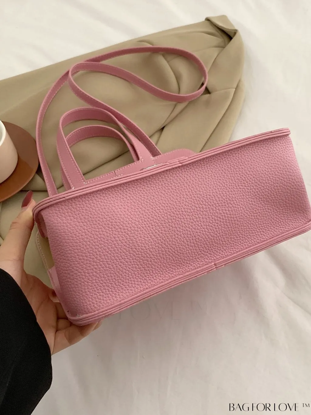 BagForLove - Stylish Handbag with Customizable Shoulder Strap - Contemporary Fashion Accessory