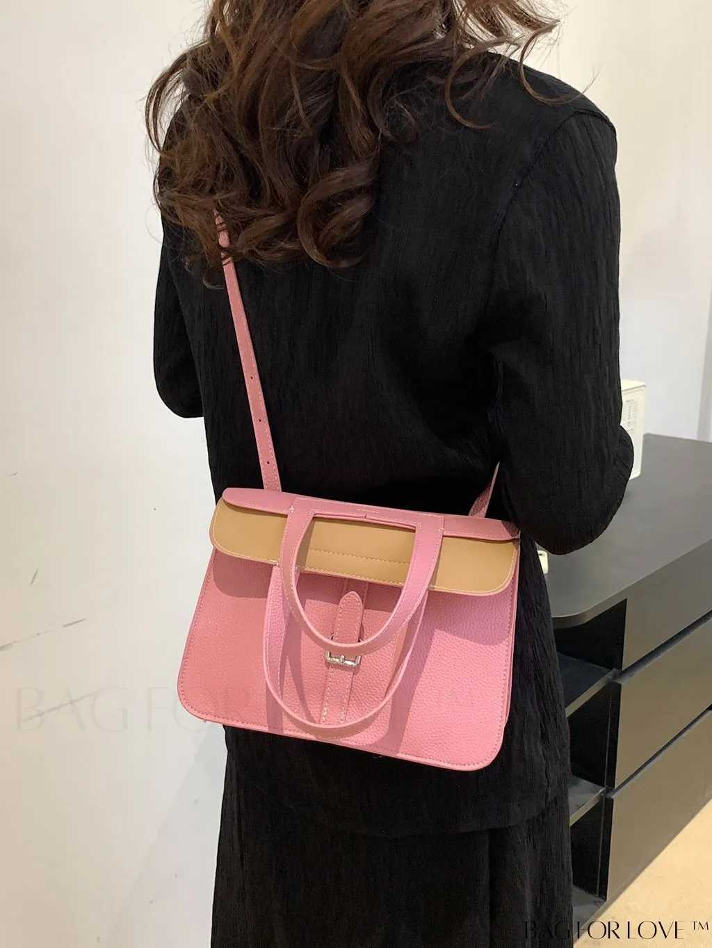 BagForLove - Stylish Handbag with Customizable Shoulder Strap - Contemporary Fashion Accessory