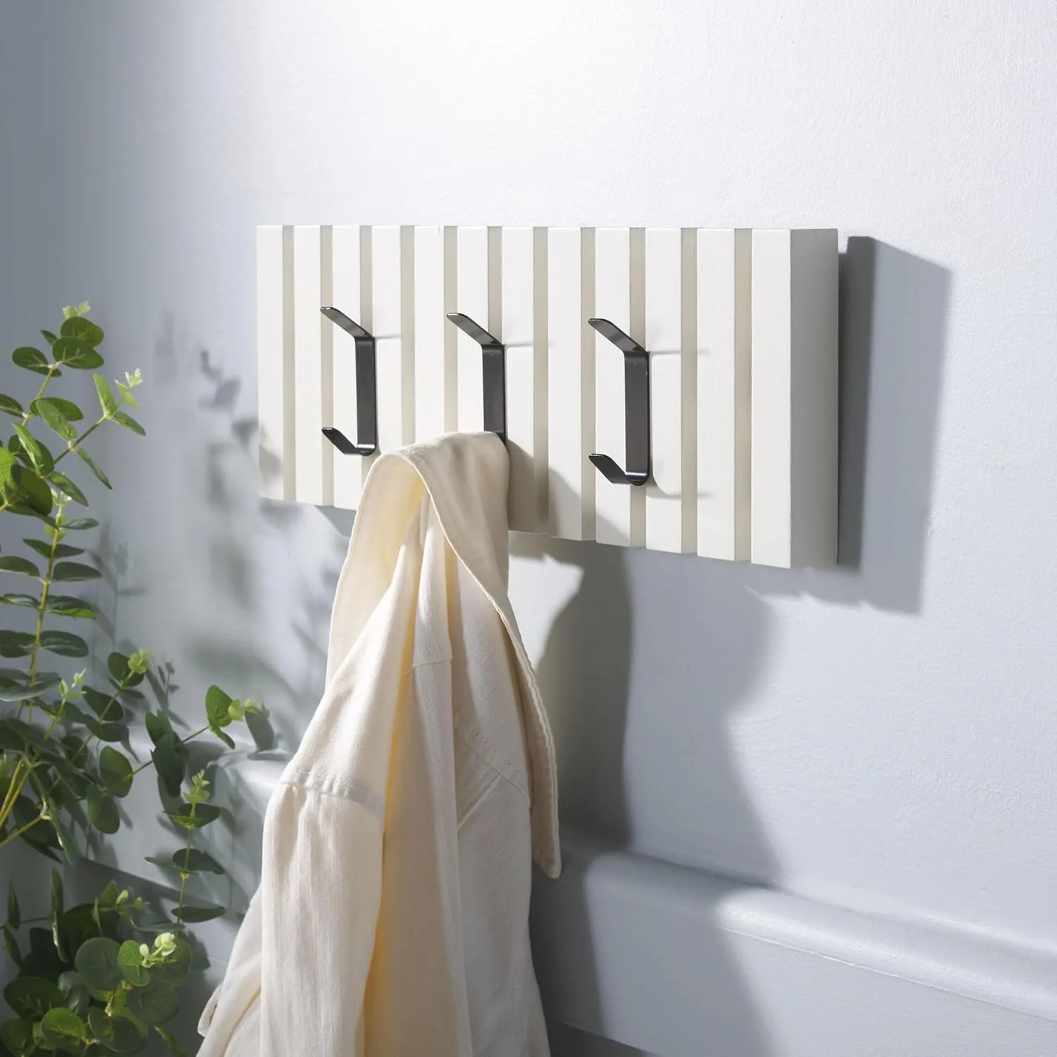 SAFAVIEH Home Collection Cato Vintage White 3-Hook Slatted Wall Mounted Coat Rack for Entryway, Mudroom, Bathroom, Office, Closet, Bedroom