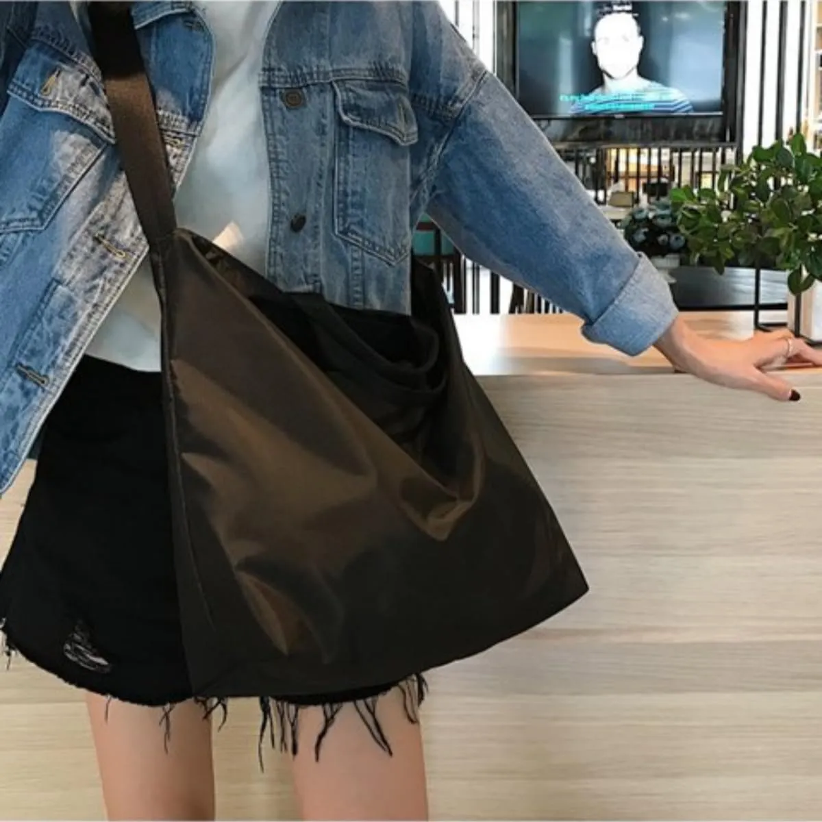 Y2K Crossbody Bag Large Capacity Lightweight Tote Bag Waterproof Shoulder Bad Women's Fashion Travel Handbag (black)